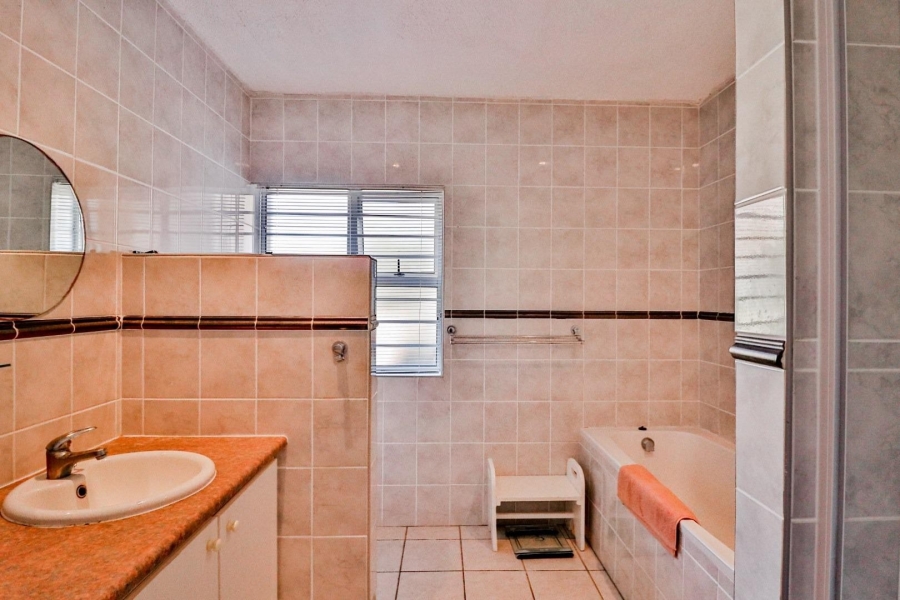 6 Bedroom Property for Sale in De Kelders Western Cape